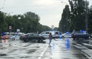 Przyczepa z antyrządowymi hasłami pojechała przed dom Kaczyńskiego....