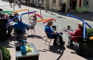 Niemiecka kawiarnia nakazuje klientom zakładanie... no właśnie, co to jest?