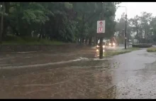 Chwilę deszczu. Potoki na ulicach. Video.
