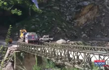 Zwalenie się mostu podczas przejazdu lawety z koparką w Indiach