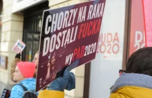 Zarzut znieważenia Andrzeja Dudy za transparent "Mamy durnia za prezydenta"