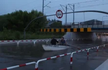 Dwóch radomszczan pływało łódką pod wiaduktem