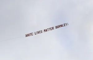 Banner "White Lives Matter" nad stadionem w Burnley w Wielkiej Brytanii. Brawo!