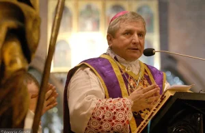 Karetka zabrała do szpitala kompletnie pijanego biskupa Janiaka