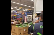 Pracownik Walmartu próbuje powstrzymać wejście klienta, który nie ma maseczki