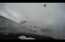 Tornado podnosi i rzuca samochodem na kilkadziesiąt metrów...