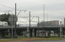 Baner "White Lives Matter" na wiadukcie w Poznaniu