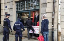 Policja ma zwrócić "aresztowaną" kukłę z długopisem, przypominała Andrzeja Dudę