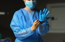 Zdjęcie dłoni lekarza po 10 godzinach w rękawiczce. Tak wygląda walka na...