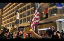 USA Washington : Protesters burn the flag of the United States