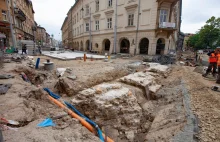 Kraków. Kolejne problemy z przebudową ulicy Krakowskiej. Zrywają betonowe płyty