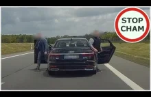 Czarne Audi blokuje i zajeżdża drogę