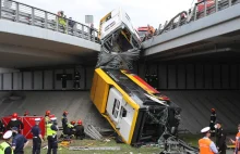 Wypadek na S8. Autobus spadł z wiaduktu. Służby: jedna osoba nie żyje