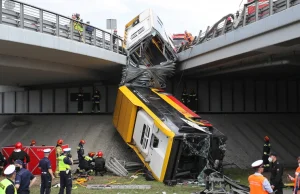 Wypadek na S8. Autobus spadł z wiaduktu. Służby: jedna osoba nie żyje