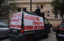 Kolejna kukła Andrzeja Dudy krąży po Krakowie..