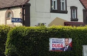 "Mój prezydent Andrzej Duda" na policyjnym płocie. Sprawą zajmie się sąd