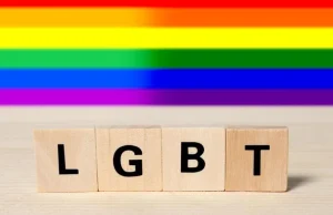 Sąd: tęczowy herb miasta i "proLGBT, precz z narodowcami” nie znieważa