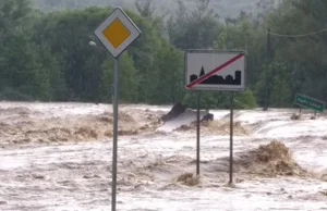Dramatyczna sytuacja na Podkarpaciu. Powódź, zerwany most, "płynące" auta...