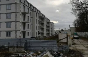 Deweloper nie dokończył osiedla, ludzie zostali z kredytami, bez mieszkań