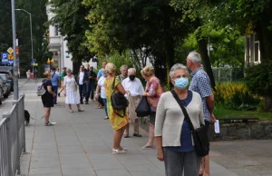 Polacy wybierają prezydenta: Przed lokalami wyborczymi ustawiają się...