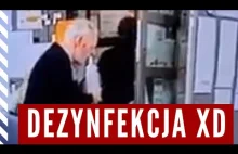 Dezynfekcja przed głosowaniem. Starszy pan pije płyn do rąk...