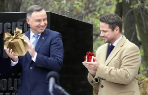 Niezręczny moment: Duda i Trzaskowski wpadli na siebie pod drzwiami...