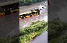 Potężna ulewa przeszła przez Warszawę. Autobus "płynie" (WIDEO)