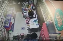 Właściciel sklepu broni się przed napastnikiem