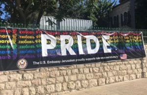 Izrael: na prośbę władz Jerozolimy ambasada USA zdjęła baner LGBT