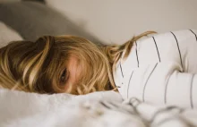 Niedobór snu u nastolatków może prowadzić do depresji.