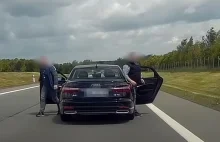Kierowca Audi przez 15 minut bawi się w blokowanie innego auta