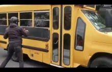 Antifa i BLM dewastuja autobus z niepełnosprawnymi dziećmi