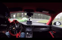 Seb Vettel w GT2 RS ściga Kubę Giermaziaka w GT3 RS na Nurburgringu.