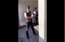 Mężczyzna uczy dzieci braku szacunku dla Policji