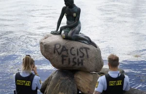 Zniszczono pomnik Małej Syrenki w Danii. Ktoś umieścił napis "rasistowska ryba"