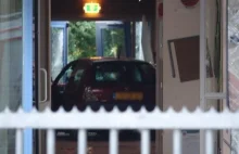 Ze złości zaparkował samochodem w szkole w Grootebroek | Radio Polonia NL