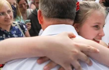 Dziewczynka objęła prezydenta. „Dzięki panu wiele dzieci ma lepsze życie”...