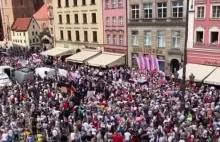 Wrocław gorąco wita prezydenta. Tłum skanduje Wrocław twierdzą demokracji.