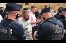 Po wiecu Andrzeja Dudy w Bolesławcu - policja spisuje protestujących