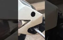Kobra wewnątrz skutera