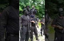 Duża grupa murzynów z bronią krzyczących "black power".