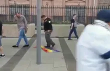 Rosjanie podeptali flagę LGBT