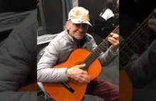 Pan gra na gitarce muzyczkę Ennio Morricone z niezapomnianego filmu Sergia...