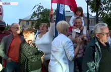 Wyborcy Dudy w Końskich: "NIE SPRZEDAMY POLSKE NIEMCOM!"