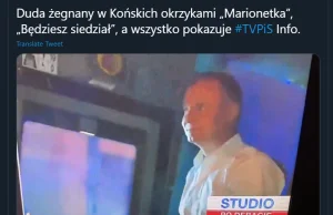 Duda wyjeżdża z Końskich, w tle ludzie krzyczą "MARIONETKA", na żywo w TVP xD