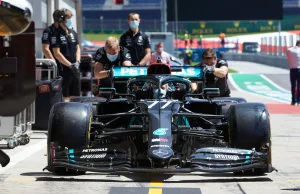F1. Mercedes pomalował bolidy na czarno i ma problem. Mogą się przegrzewać...