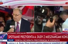 Andrzej Duda podpisał w Końskich kartkę ze znanym hasłem ***** *** XDDD