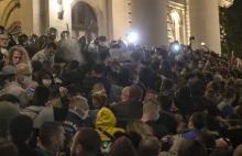 Protesty w stolicy Serbii. Demonstranci szturmowali parlament.