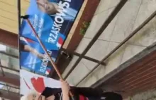Emerytka niszczy plakaty Trzaskowskiego