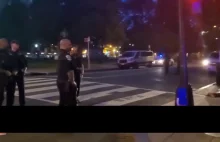 Czarny policjant staje w obronie swojego białego kolegi.
